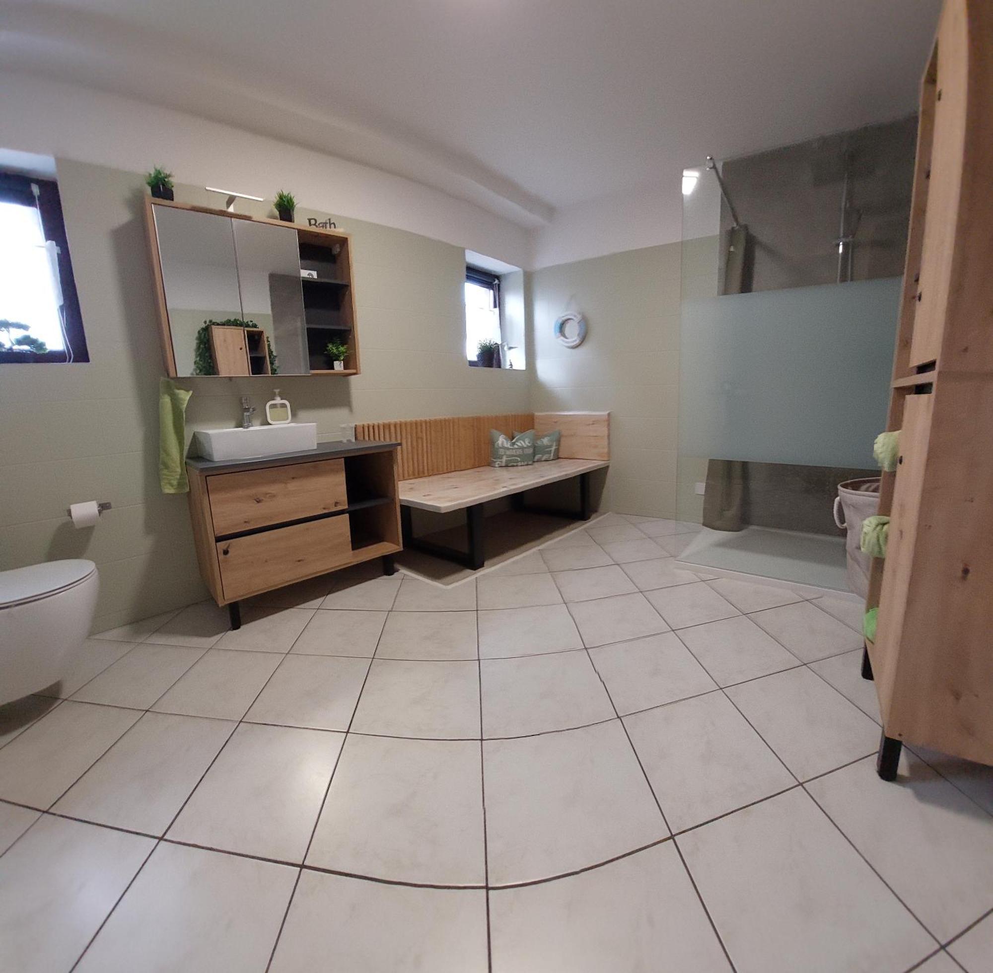 Ganze Ferienwohnung 5 Km Von Erfurt, Mit Kaffeevollautomat, Tv, Wlan, Boxspringbett, Schlafsofa Und Einkaufsmoeglichkeiten, Sehr Gute Anbindung Zur A71 Und A4, Kostenloser Oeff Parkplatz Fuer Pkw Und Transporter Elxleben ภายนอก รูปภาพ